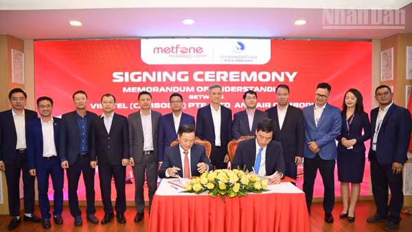 Lãnh đạo của Metfone và Air Cambodia ký kết Biên bản ghi nhớ hợp tác.