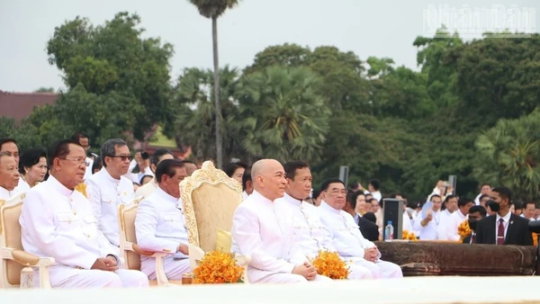 Quốc vương Norodom Sihamoni chủ trì lễ cầu an nhân dịp Năm mới cổ truyền 2025 của Campuchia. (Ảnh: ĐINH TRƯỜNG)