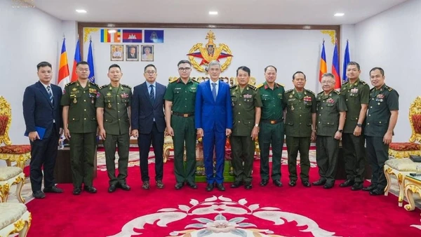 Đại sứ Nguyễn Minh Vũ chúc Tết Đại tướng Vong Pisen, Tổng Tư lệnh Quân đội Hoàng gia Campuchia.