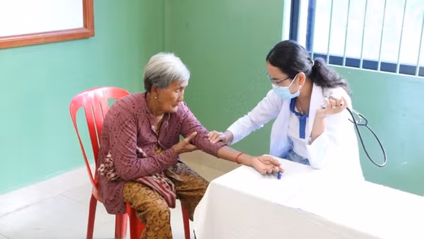 Bác sĩ Bệnh viện Chợ Rẫy-Phnom Penh khám chữa bệnh cho người dân. (Ảnh: HUY VŨ)