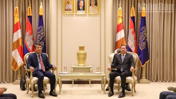 Ủy viên Trung ương Đảng, Thứ trưởng Thường trực Bộ Ngoại giao Nguyễn Minh Vũ chào xã giao Phó Thủ tướng Campuchia Neth Savoeun. (Ảnh: HUY VŨ)