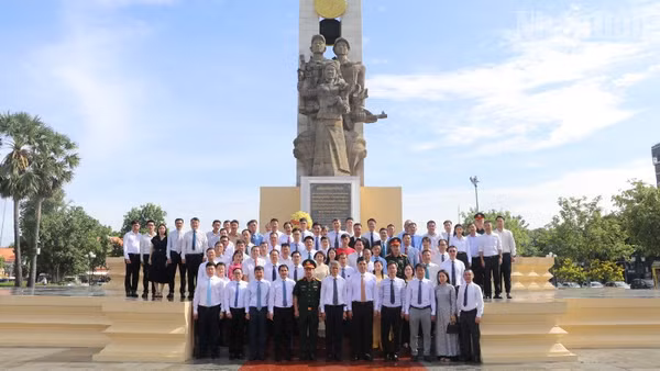Các đại biểu dự lễ dâng hương tưởng nhớ các Anh hùng liệt sĩ nhân kỷ niệm 79 năm Ngày Thương binh-Liệt sĩ. (Ảnh: HUY VŨ)