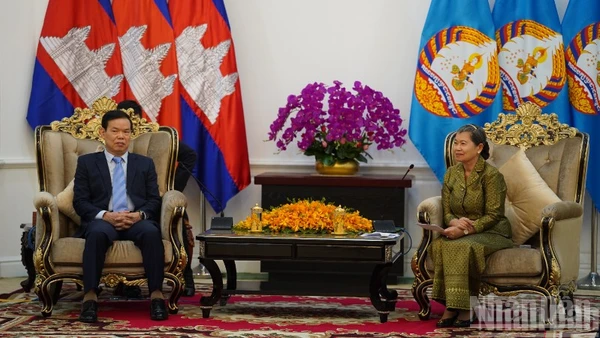 Phó Trưởng Ban Tuyên giáo và Dân vận Trung ương Đảng Cộng sản Việt Nam Triệu Tài Vinh chào xã giao Samdech Men Sam An. (Ảnh: ĐINH TRƯỜNG)