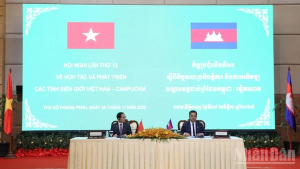 Phó Thủ tướng Chính phủ Bùi Thanh Sơn và Phó Thủ tướng, Bộ trưởng Nội vụ Campuchia Sar Sokha đồng chủ trì Hội nghị Hợp tác và phát triển các tỉnh biên giới Việt Nam-Campuchia lần thứ 13.