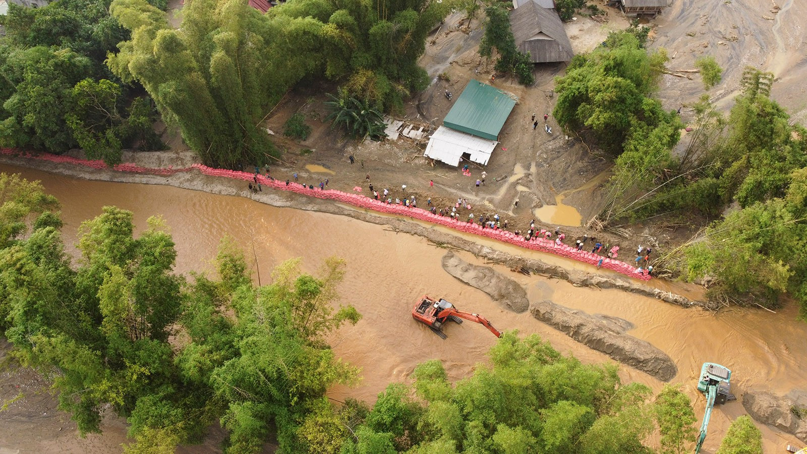 Việc đắp đê, ngăn lũ ở thôn Làng Chút, xã Văn bàn góp phần giảm thiểu thiệt hại do thiên tai.