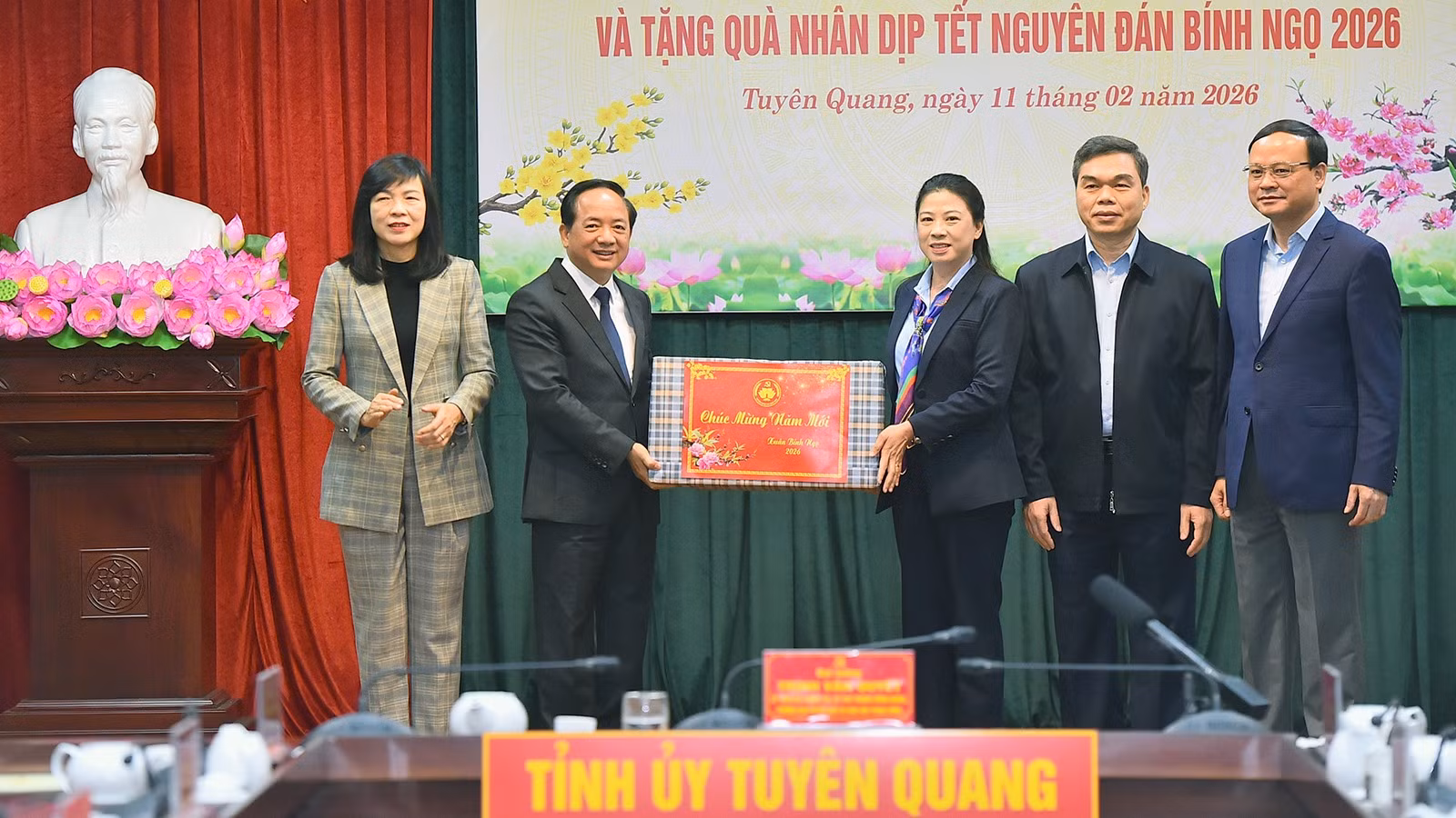 Đồng chí Trịnh Văn Quyết trao quà tặng các đồng chí lãnh đạo tỉnh Tuyên Quang.