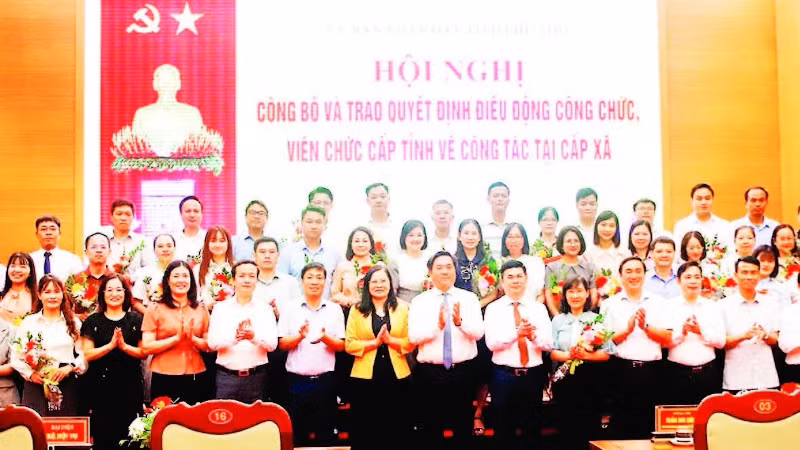Lãnh đạo tỉnh Phú Thọ và các công chức, viên chức cấp tỉnh được điều động về xã.