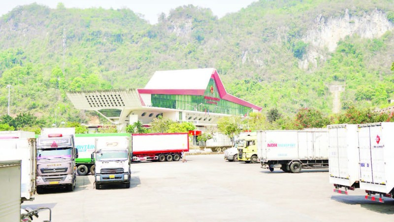 Các phương tiện vận tải xuất, nhập khẩu tại khu vực Cửa khẩu Quốc tế Hữu Nghị, tỉnh Lạng Sơn.