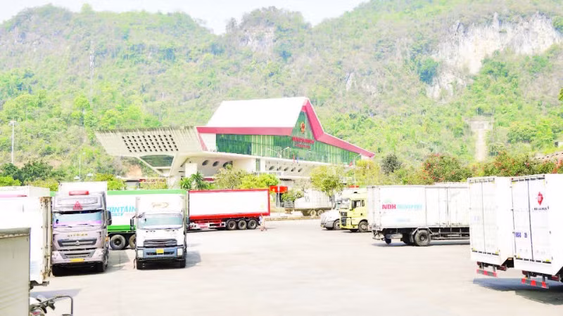 Các phương tiện vận tải xuất, nhập khẩu tại khu vực Cửa khẩu Quốc tế Hữu Nghị, tỉnh Lạng Sơn.