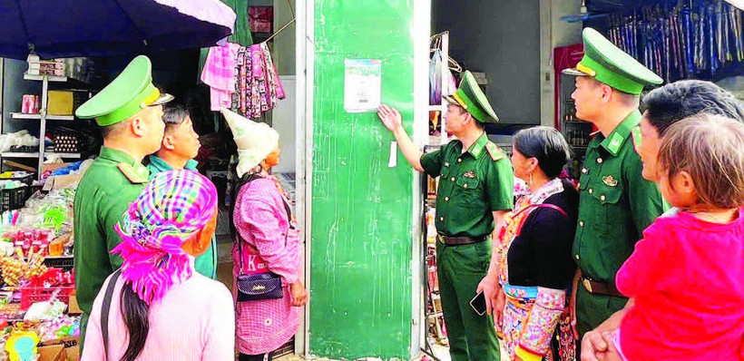 Mã QR cũng được dán ở những nơi đông người để bà con tiện thông báo khi cần.