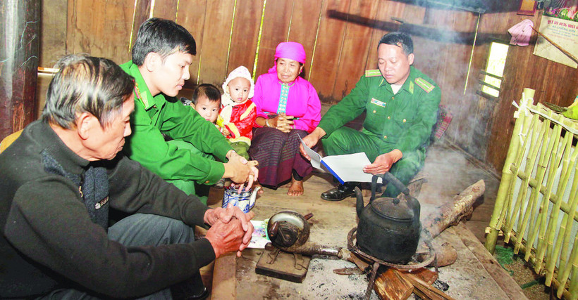 Một buổi tuyên truyền, vận động đưa trẻ đến lớp của cán bộ, chiến sĩ Đồn Biên phòng cửa khẩu Lóng Sập.