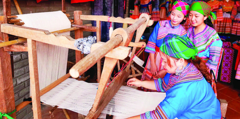 Hiện nay, so với các dân tộc khác, dân tộc H’Mông còn giữ được nhiều phong tục, tập quán độc đáo. Một trong những nét đẹp đó là việc dệt vải, thêu, may các bộ trang phục, rực rỡ đậm bản sắc của dân tộc mình.