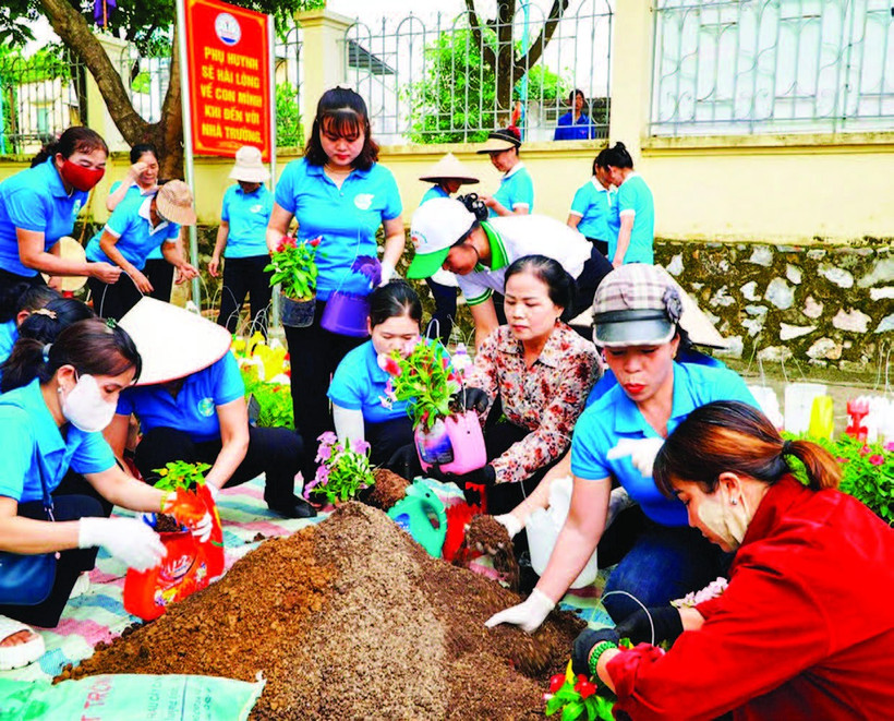 Người dân phường An Tường, tỉnh Tuyên Quang tái chế rác thải nhựa thành những bình trồng hoa.