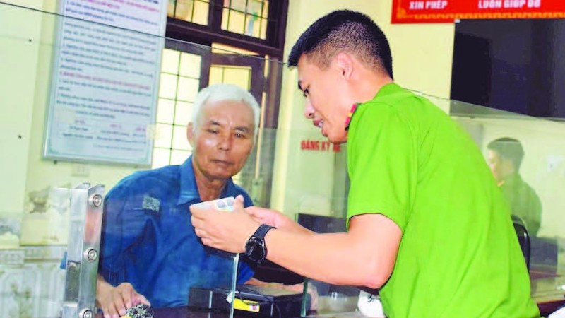 Cán bộ, chiến sĩ Công an phường Hiến Nam tận tình hướng dẫn người dân làm các thủ tục hành chính.