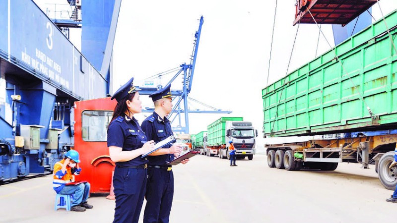 Hải quan cửa khẩu cảng Hòn Gai giám sát hàng hóa xuất nhập khẩu qua cảng.