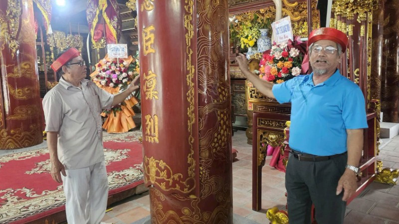 Các bô lão trong làng tự hào giới thiệu về ngôi đình.