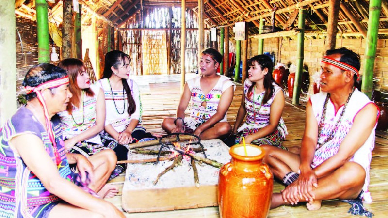 Bếp lửa trong không gian nhà dài người Mạ ở Lâm Đồng.