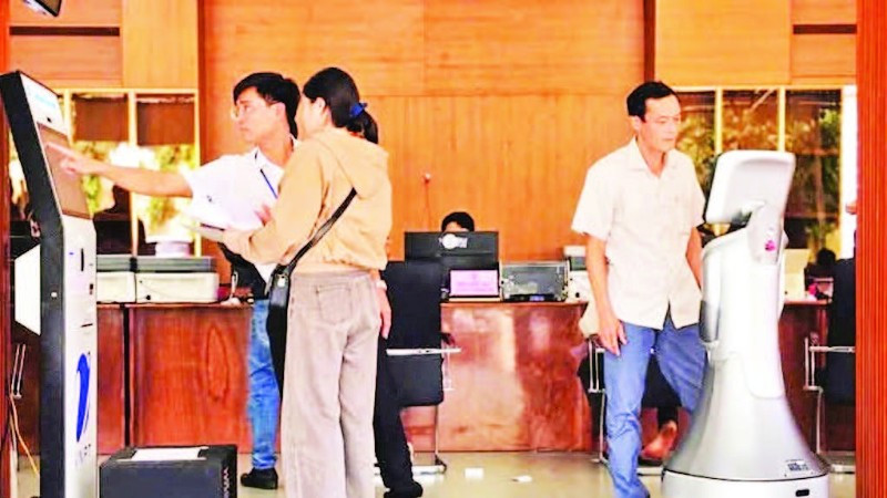Cán bộ hướng dẫn người dân thao tác sử dụng các thủ tục hành chính tại phường Hội Phú, tỉnh Gia Lai. (Ảnh BÁ BÍNH)