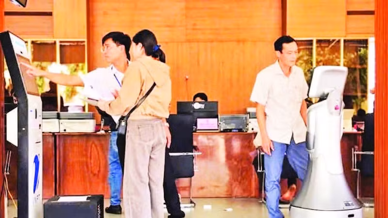 Cán bộ hướng dẫn người dân thao tác sử dụng các thủ tục hành chính tại phường Hội Phú, tỉnh Gia Lai. (Ảnh BÁ BÍNH)