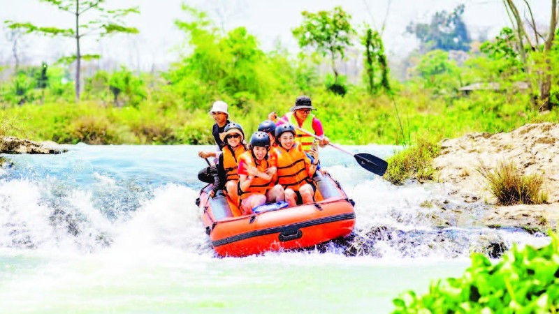 Khách du lịch tham gia tour chèo thuyền mạo hiểm trên sông Sêrêpốk, tỉnh Đắk Lắk. (Ảnh NGUYỄN CÔNG LÝ)