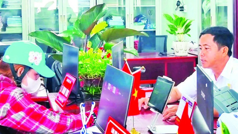 Người dân làm thủ tục hành chính tại Ủy ban nhân dân xã Vị Thanh.