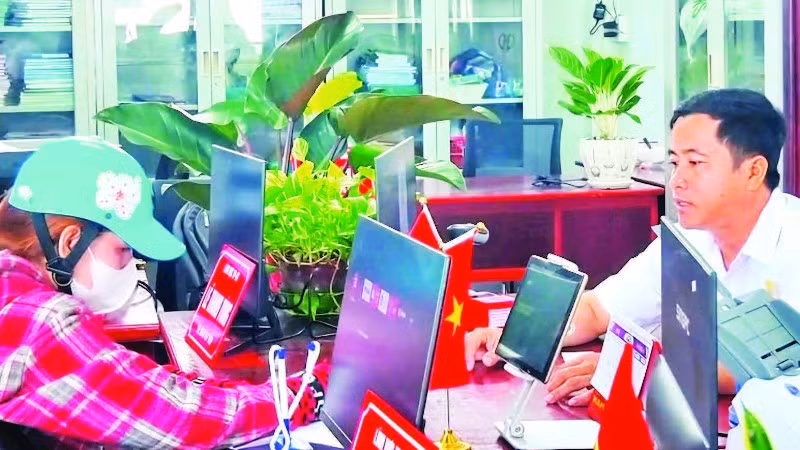 Người dân làm thủ tục hành chính tại Ủy ban nhân dân xã Vị Thanh.