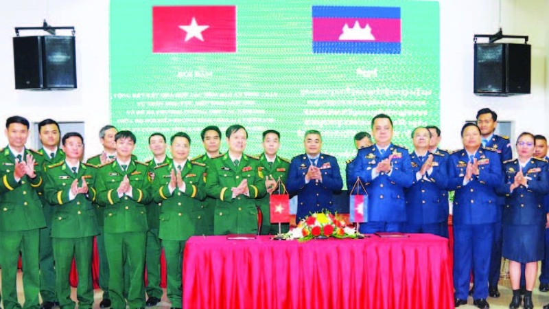 Ký biên bản hợp tác quản lý, bảo vệ biên giới giữa Bộ đội Biên phòng tỉnh Gia Lai và Ty Công an tỉnh Ratanakiri.