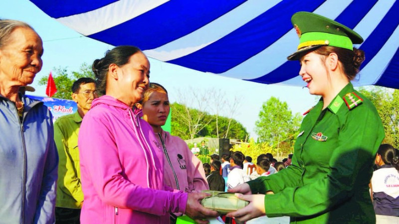 Cán bộ, chiến sĩ Ban Chỉ huy Bộ đội Biên phòng tỉnh Quảng Ngãi tặng quà nhân dân xã biên giới Sa Loong.