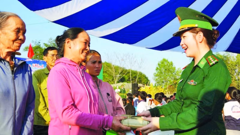 Cán bộ, chiến sĩ Ban Chỉ huy Bộ đội Biên phòng tỉnh Quảng Ngãi tặng quà nhân dân xã biên giới Sa Loong.