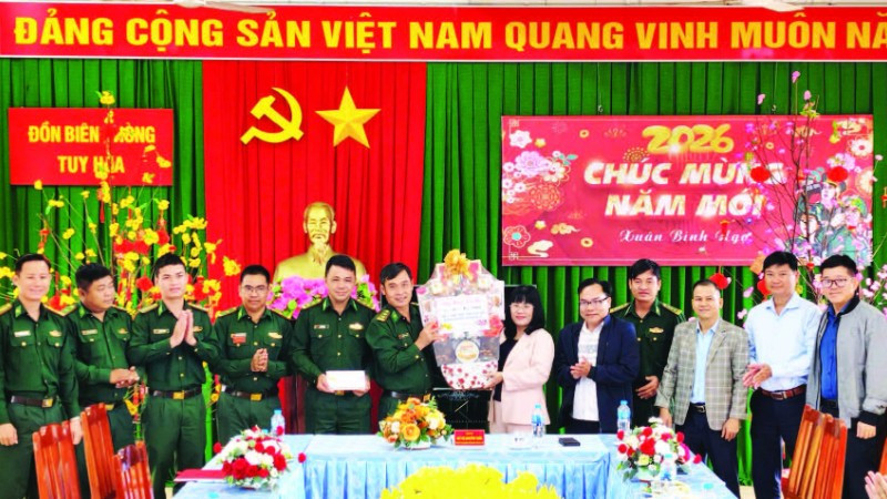 Lãnh đạo Ủy ban nhân dân tỉnh Đắk Lắk trao quà Tết tặng Đồn Biên phòng Tuy Hòa.