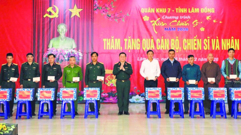 Đại tướng Nguyễn Trọng Nghĩa tặng quà cán bộ, chiến sĩ và nhân dân xã Quảng Trực, tỉnh Lâm Đồng.