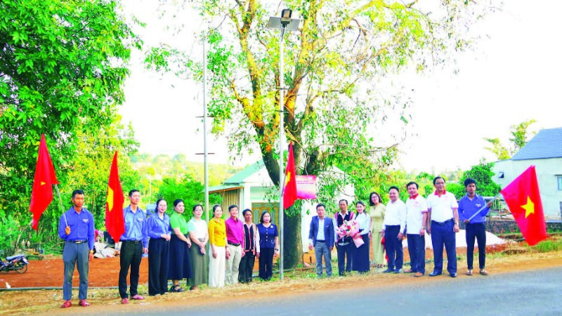 Bàn giao công trình “Điện thắp sáng vùng quê” tại xã Chư Prông.