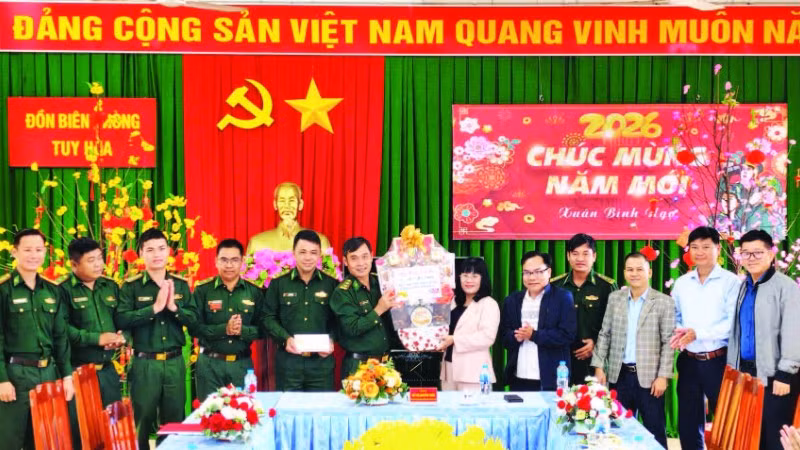 Lãnh đạo Ủy ban nhân dân tỉnh Đắk Lắk trao quà Tết tặng Đồn Biên phòng Tuy Hòa.