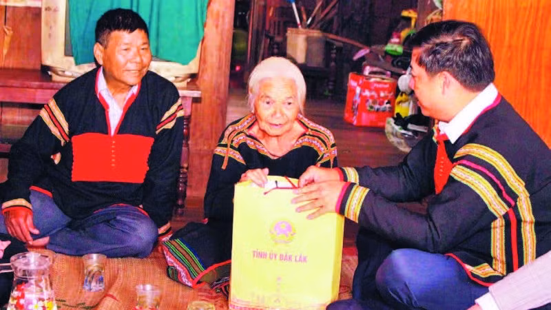 Bí thư Tỉnh ủy Đắk Lắk Lương Nguyễn Minh Triết thăm, tặng quà Tết gia đình chính sách ở buôn Ea M'Droh, xã Ea M'Droh. (Ảnh H'GIANG NIÊ)