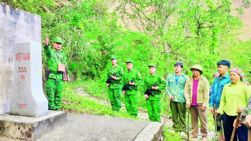 Cán bộ, chiến sĩ Đồn Biên phòng Đàm Thủy tuyên truyền, phổ biến pháp luật về quản lý, bảo vệ biên giới cho nhân dân.
