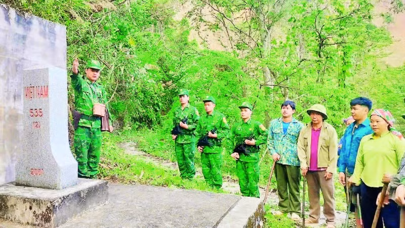 Cán bộ, chiến sĩ Đồn Biên phòng Đàm Thủy tuyên truyền, phổ biến pháp luật về quản lý, bảo vệ biên giới cho nhân dân.