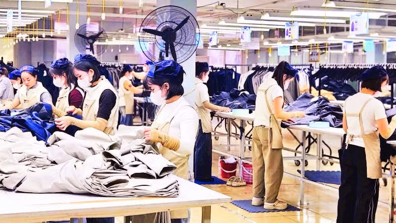 Sản xuất tại Công ty may Bắc Giang LGG trong những ngày giáp Tết.