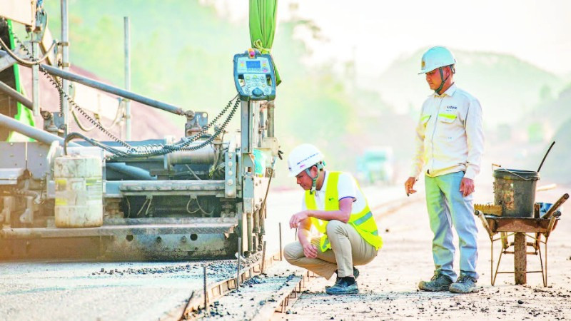 Kỹ sư dự án kiểm tra chất lượng thảm bê-tông nhựa mặt đường của tuyến đường cao tốc cửa khẩu Hữu Nghị-Chi Lăng.