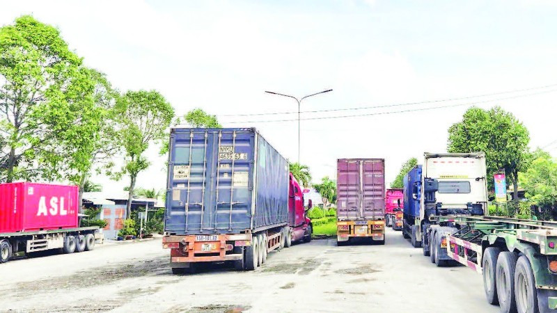 Hàng hóa đang chờ làm thủ tục xuất khẩu tại Cửa khẩu Bình Hiệp, Tây Ninh.