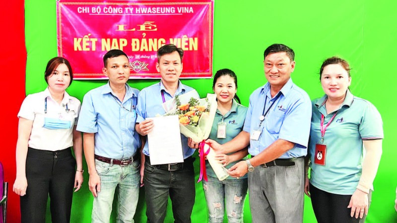 Lễ kết nạp đảng viên tại Chi bộ Công ty Hwaseung Vina, xã Nhơn Trạch, tỉnh Đồng Nai.