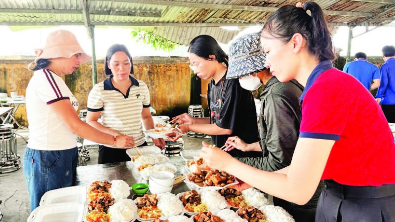 Những bữa cơm nghĩa tình dành cho đồng bào vùng lũ tại xã Tam Giang.