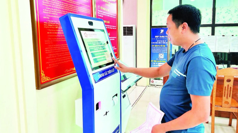 Người dân đến làm thủ tục hành chính tại trung tâm Phục vụ hành chính công xã Tiên Lữ.