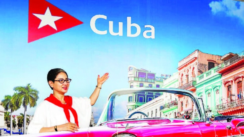 Du khách check-in cùng hình ảnh chiếc xe cổ Cuba.