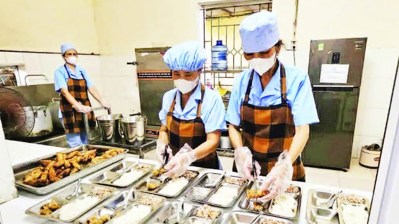 Chế biến suất ăn bán trú tại Trường tiểu học Vũ Thư (xã Vũ Thư, tỉnh Hưng Yên).
