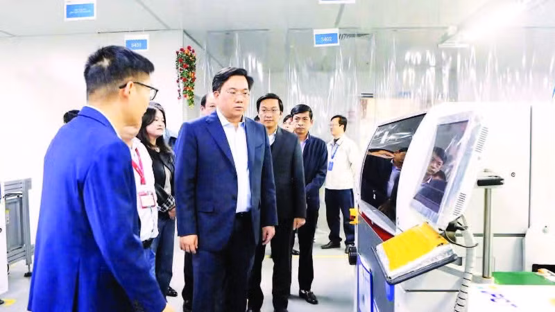 Chủ tịch Ủy ban nhân dân tỉnh Phú Thọ Trần Duy Đông làm việc với Công ty TNHH Điện tử BYD Việt Nam tại Khu công nghiệp Phú Hà.