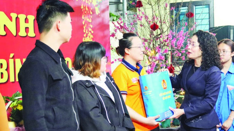 Lãnh đạo tỉnh Bắc Ninh tặng quà công nhân không về quê ăn Tết đang lưu trú tại phường Nếnh.