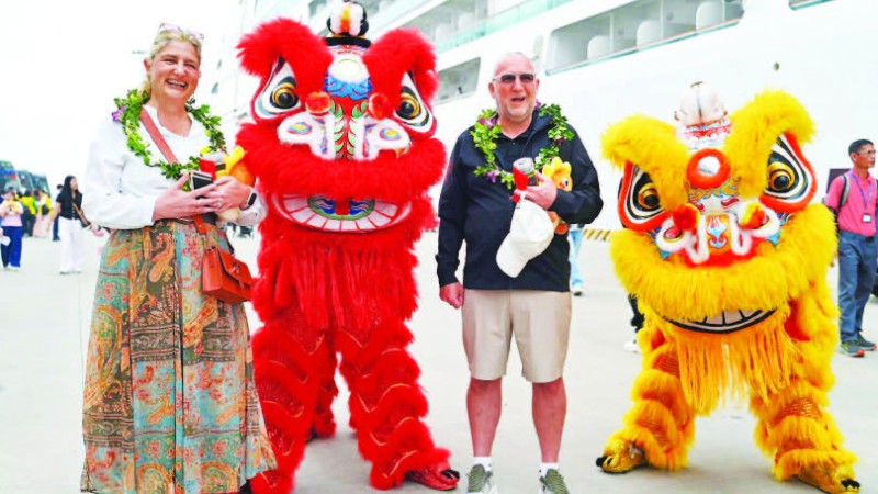 Du khách quốc tế đến Hạ Long, Quảng Ninh trong ngày mồng 1 Tết Bính Ngọ.