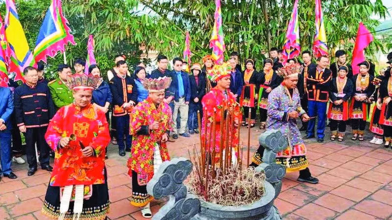 Các thầy mo thực hiện nghi lễ cúng Tổ Bàn Vương theo phong tục cổ truyền tại Miếu Bàn Vương.