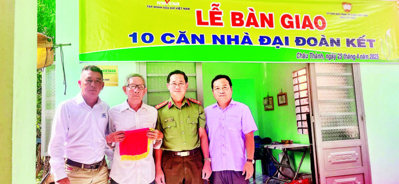 Đại diện Tỉnh ủy, lãnh đạo Công an tỉnh Tây Ninh và đại diện Báo Nhân Dân trao nhà tặng ông Nguyễn Văn Dễ.