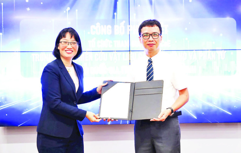 Phó Chủ tịch Ủy ban nhân dân Thành phố Hồ Chí Minh Trần Thị Diệu Thúy trao quyết định cho Trung tâm INOMAR tham gia Đề án CoE. (Ảnh KHẮC HIẾU)